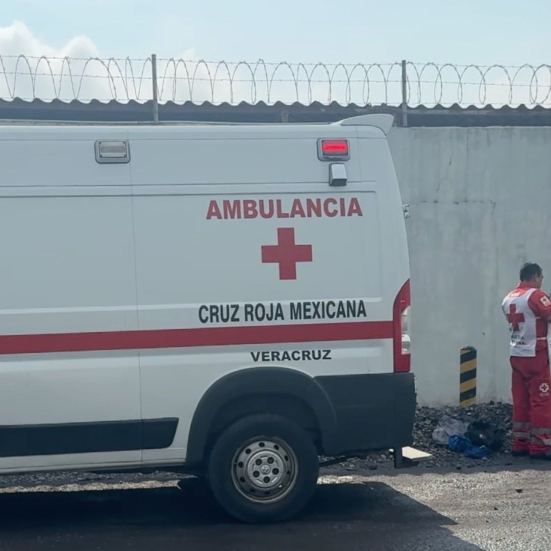 Hombre lesionado tras caer en bache lleno de agua en Veracruz