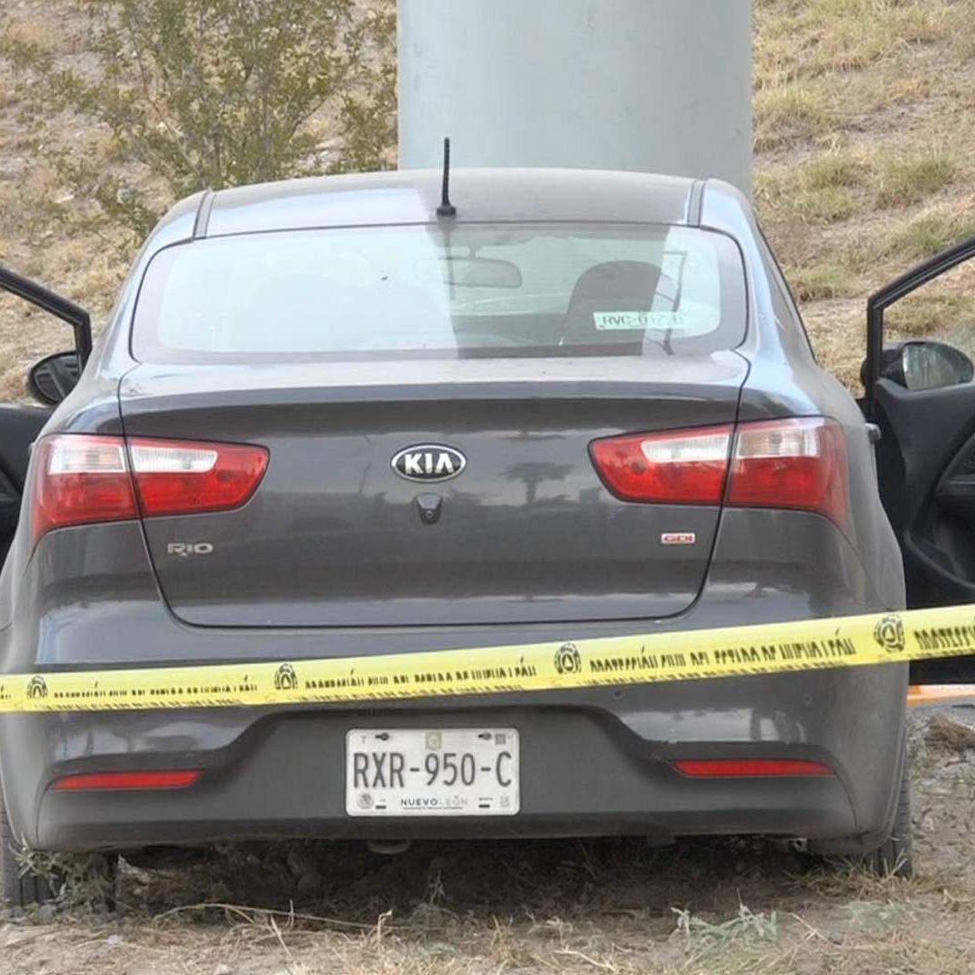 Hombre muere en su carro