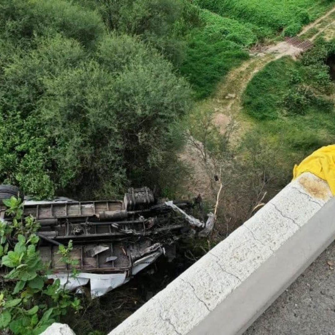 Hombre muere tras caer en barranco.