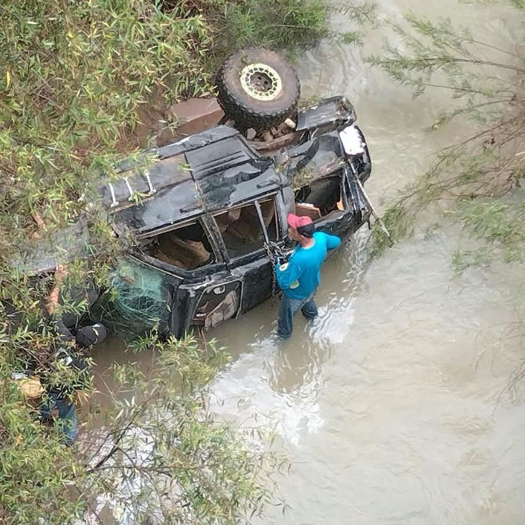 Camioneta caída