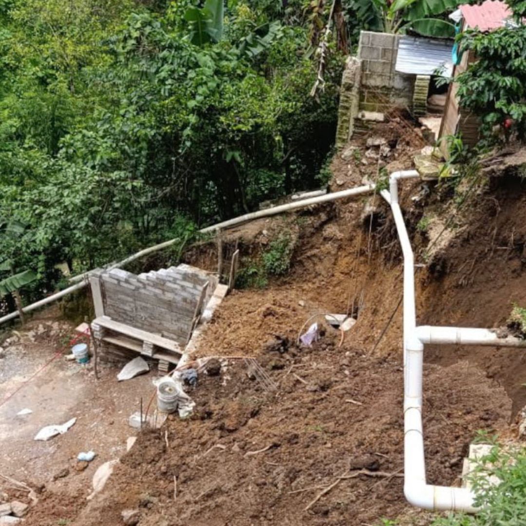 Hombre Rescatado Sepultado Deslizamiento Ladera Tierra Xicotepec Sierra Norte Puebla