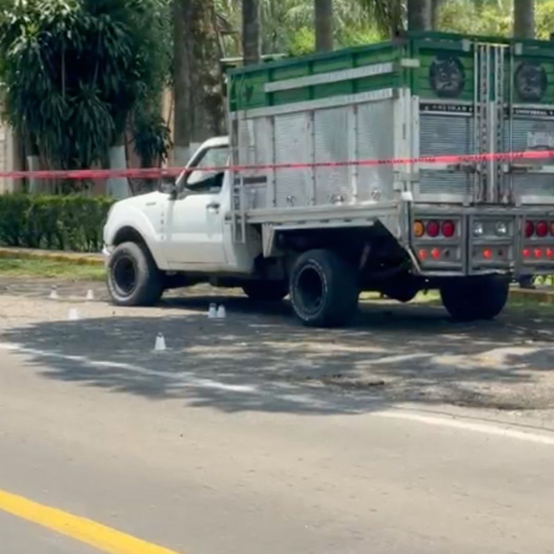 Acordonamiento y camioneta donde sufrió ataque armado un hombre en Ixtaczoquitlán