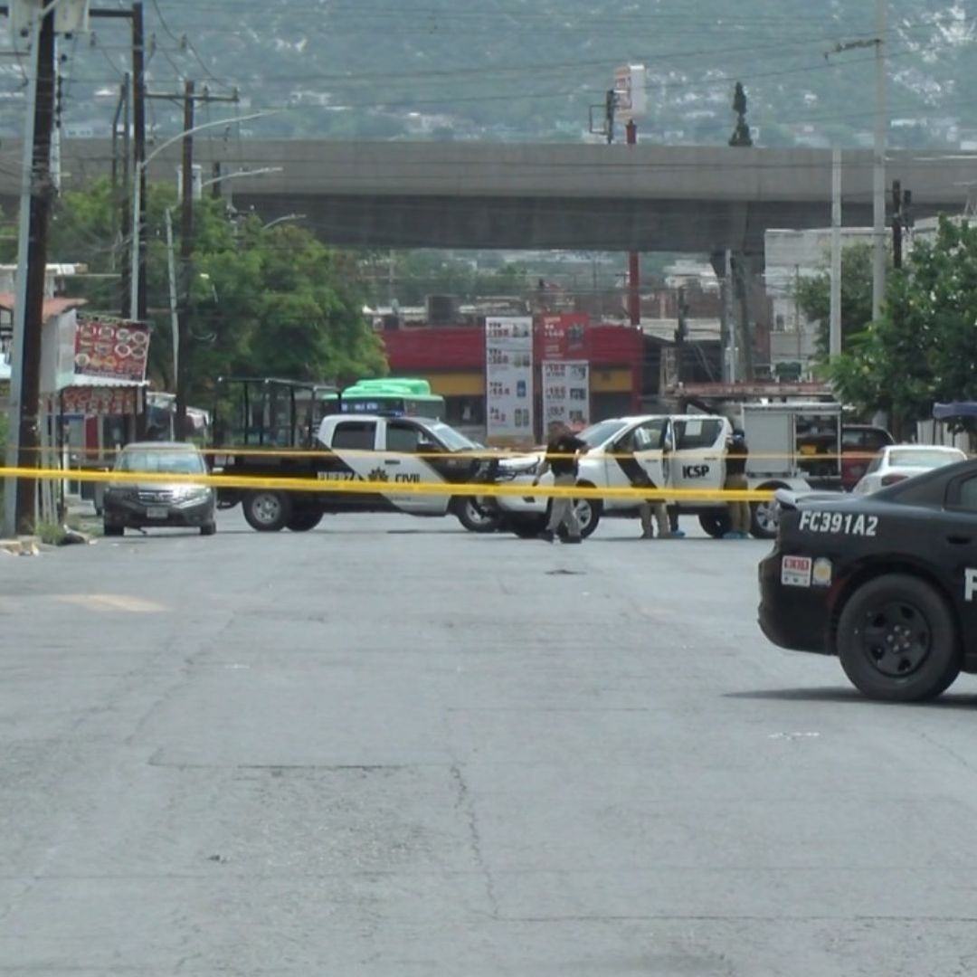Fuerza Civil acordona calle Tlatelolco por homicidio de hombre en Monterrey