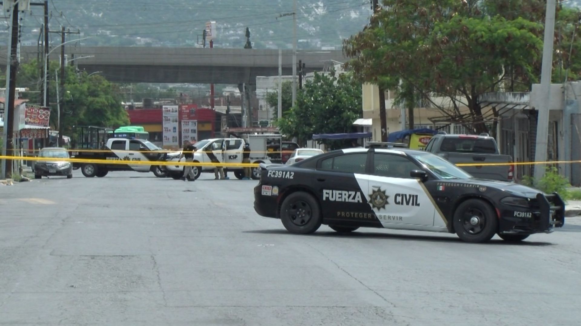 Fuerza Civil acordona calle Tlatelolco por homicidio de hombre en Monterrey