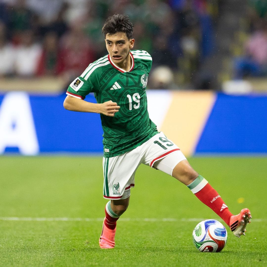 Gilberto Mora juega con uniforme de México
