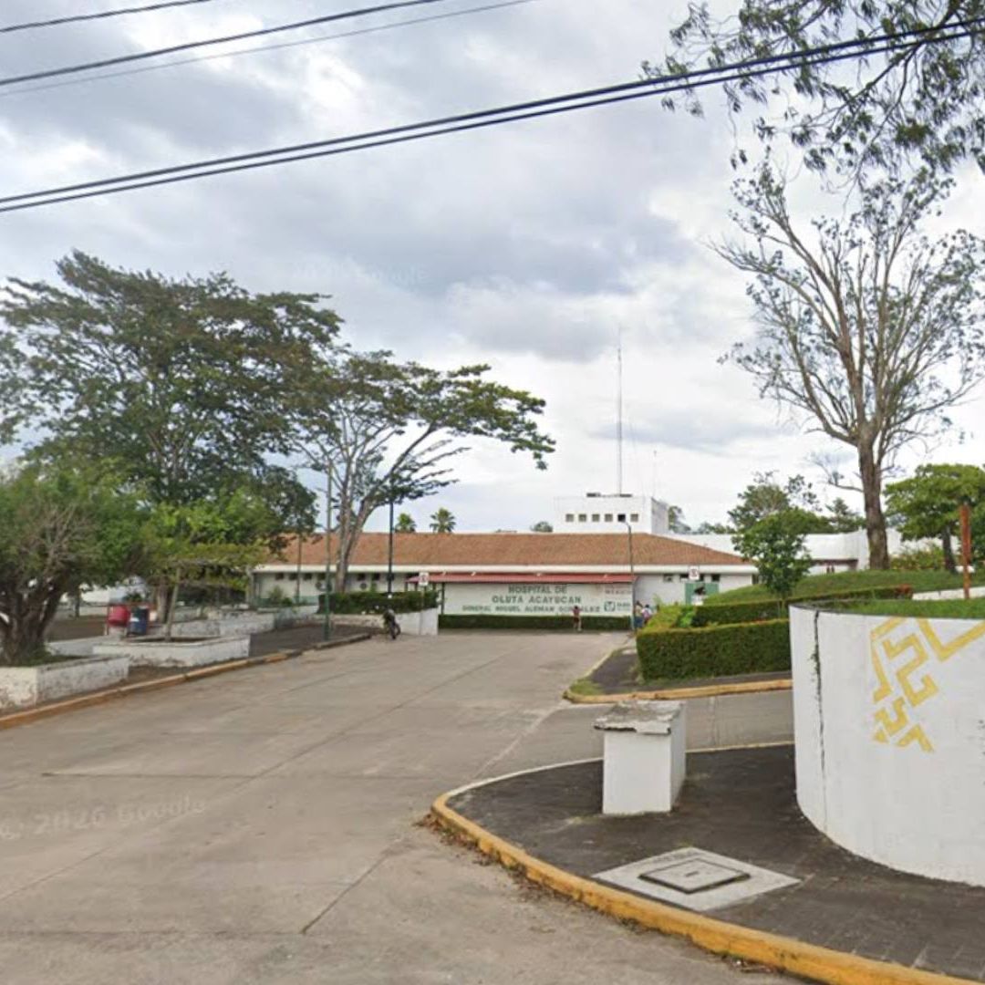 Fachada Hospital General de Oluta, donde mujer dio a luz en el patio