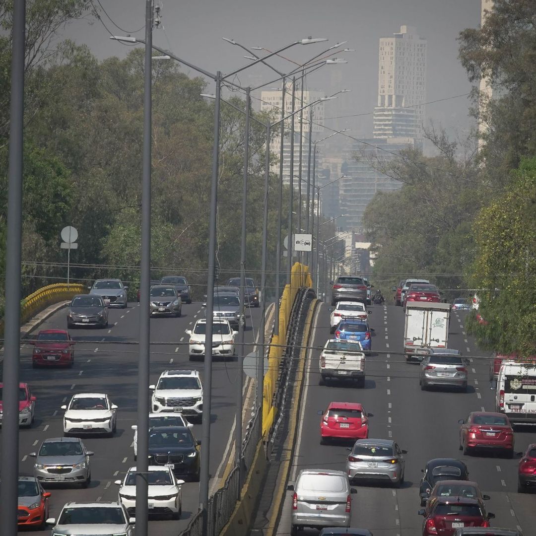 Carros avanzan en avenidas pese a Hoy No Circula Sabatino en CDMX y Edomex.
