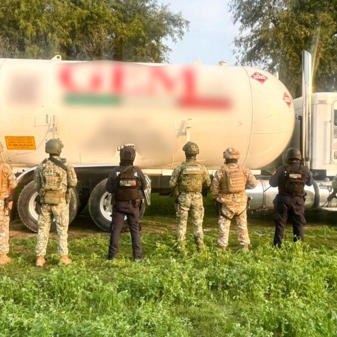 Aseguran vehículos y detienen a un hombre por robo de hidrocarburo en Puebla.