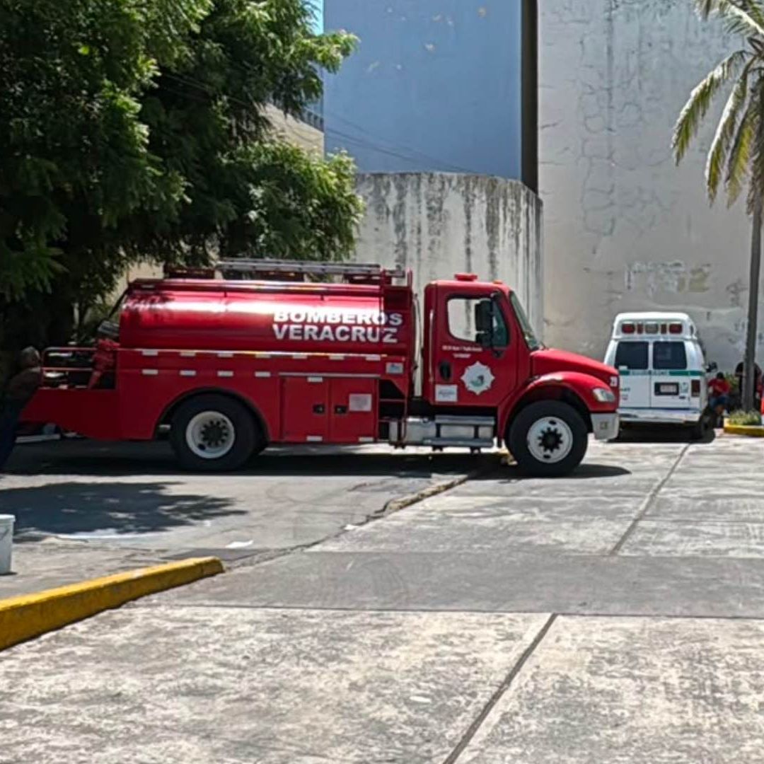 Bomberos se movilizan a la clínica 57 del IMSS en la zona norte de Veracruz por presencia de humo en las ventilas