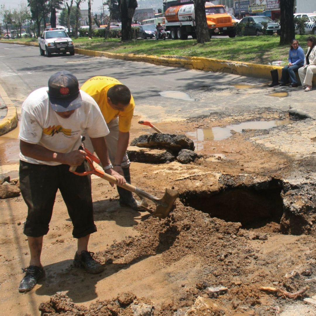 Trabajadores de la alcaldía Iztapalapa intentan remediar un hundimiento