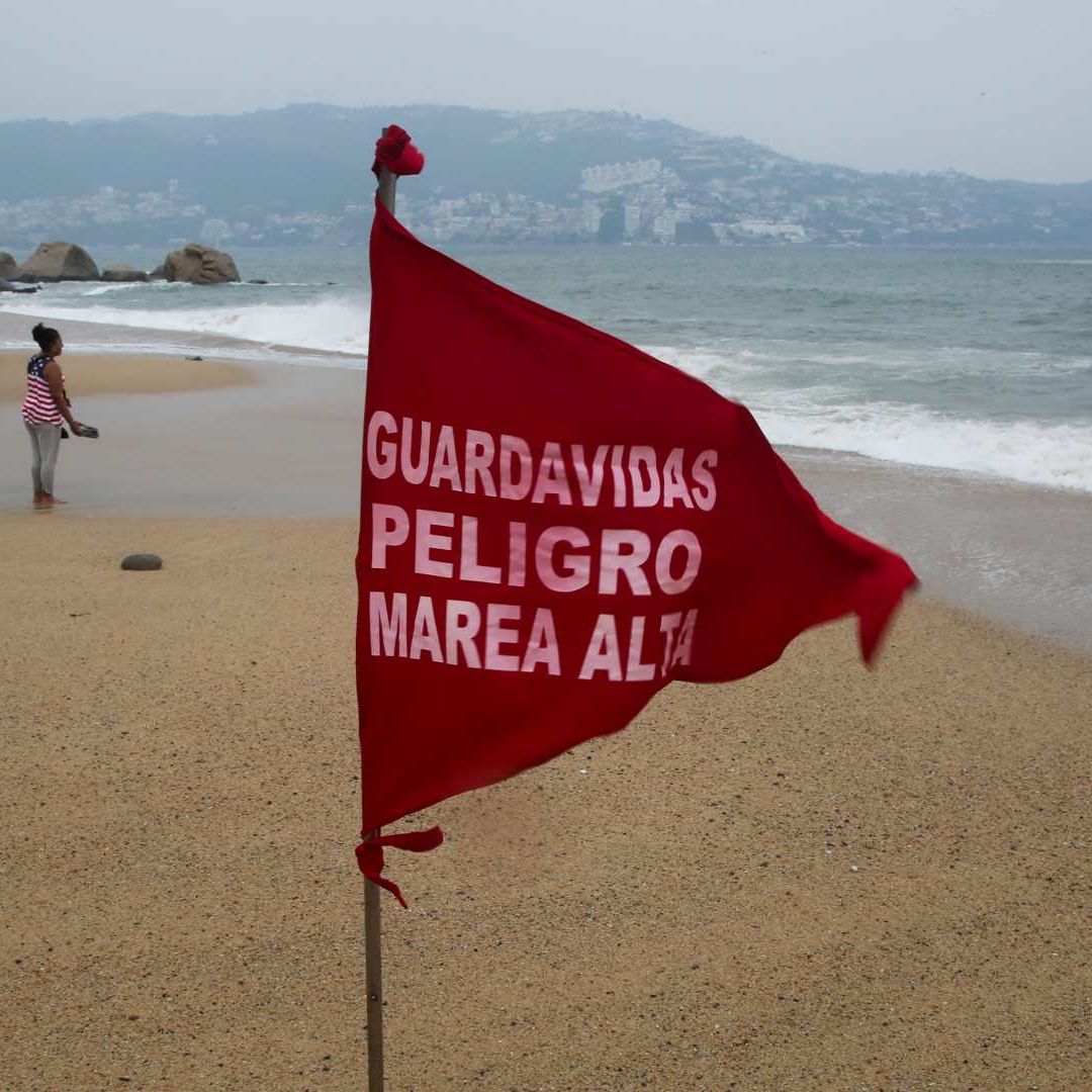 Bandera roja de precaución ondea en una playa de Acapulco, México, el 23 de septiembre de 2026, ante presencia del huracán Polo. Foto: Reuters