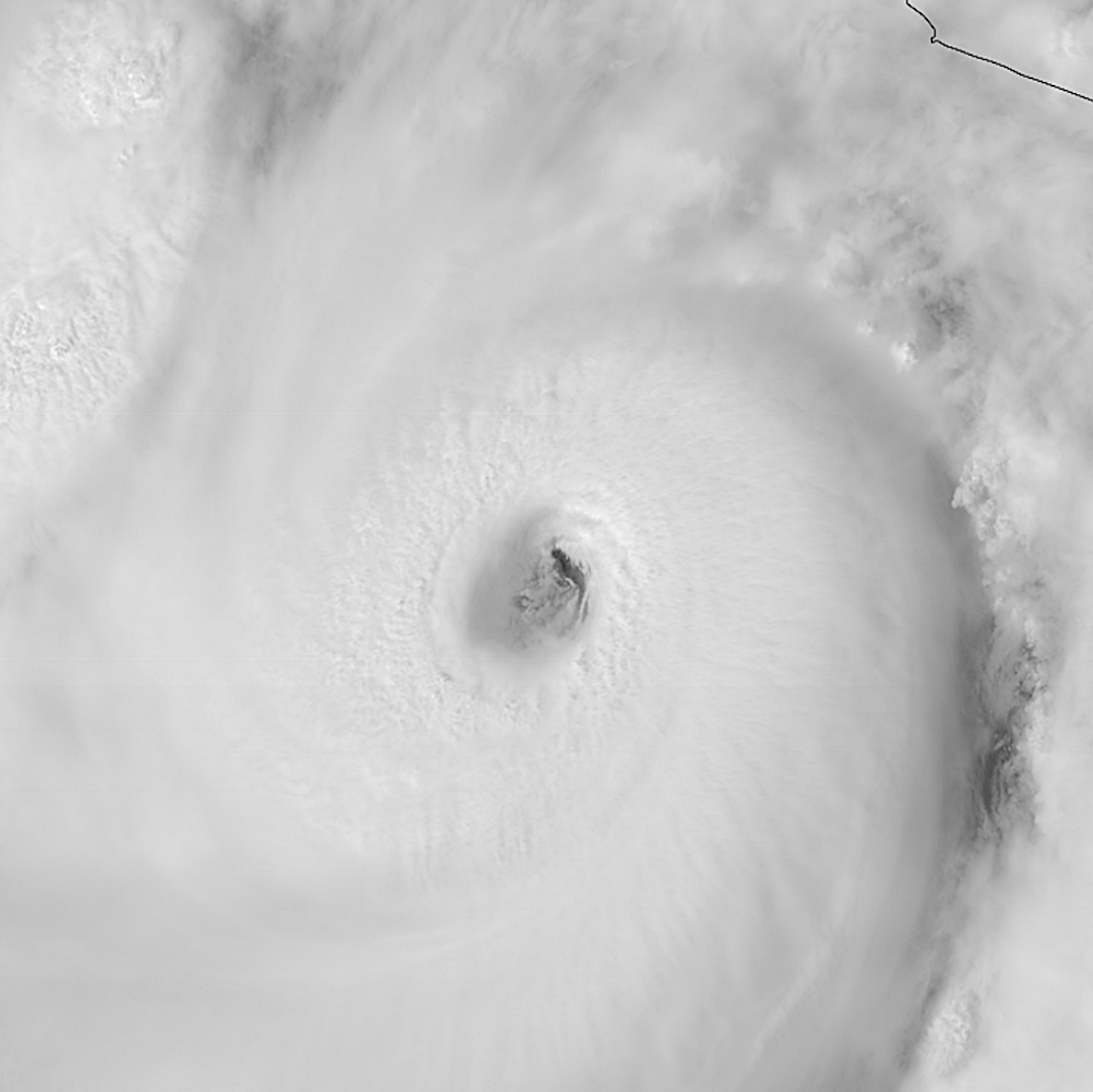 Nubes se arremolinan alrededor del centro del potente huracán Polo en el Pacífico mexicano. Imagen de satélite CIRA|NOAA