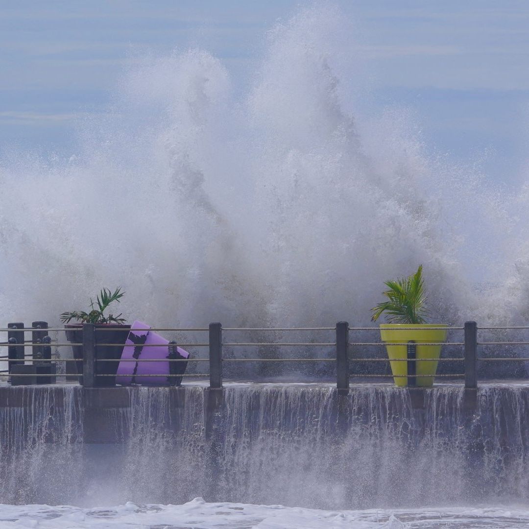 Olas rompen en la playa de Matanchén, Nayarit, mientras Rachel se desplaza frente a costas mexicanas, el 1 de octubre de 2026. Foto: Reuters
