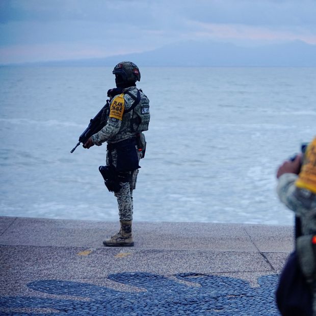 Militares se preparan en costas mexicanas para la llegada del huracán Simon