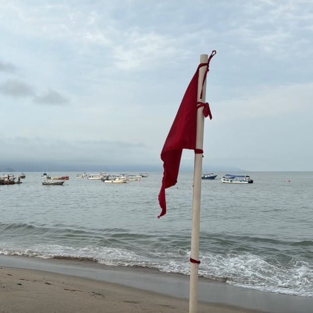 bandera roja en mar
