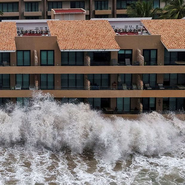 Olas rompiendo contra edificios frente a la playa mientras Simon permanece frente a la costa del Pacífico de México, el 12 de octubre de 2026. Foto: Reuters