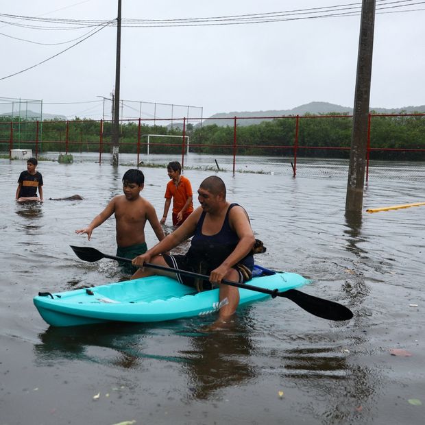 Huracán Simon Semiestacionado: ¿Qué Pasa con Lluvias Si un Ciclón Casi No se Mueve?