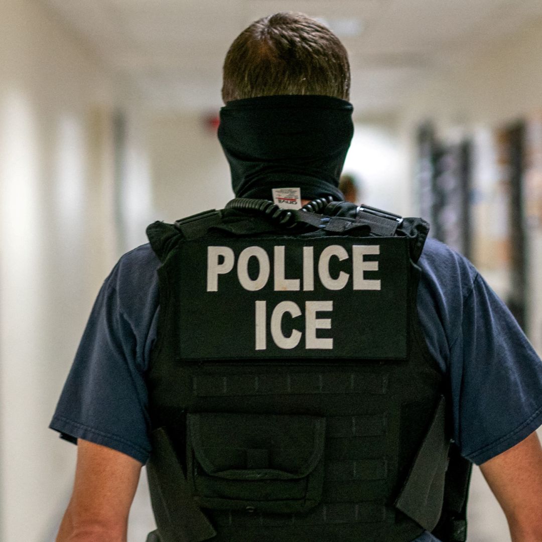 Agente federal de inmigración.