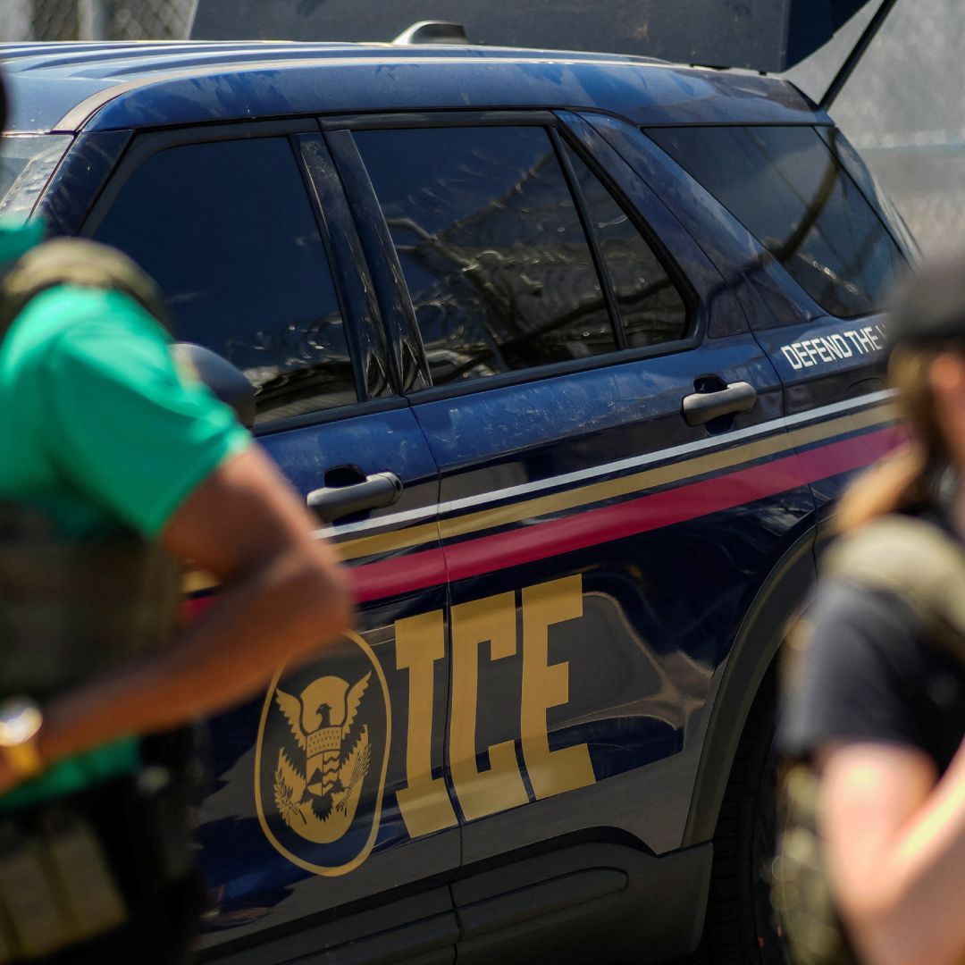 Agentes del ICE aseguran la entrada del centro de detención Delaney Hall en Newark, Nueva Jersey.
