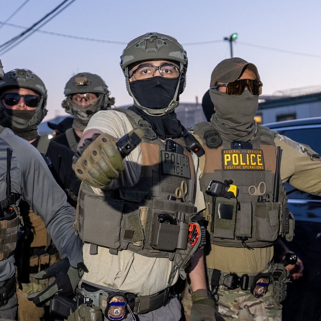 ICE Avala Comprar Guantes con Descargas Eléctricas para Someter Migrantes