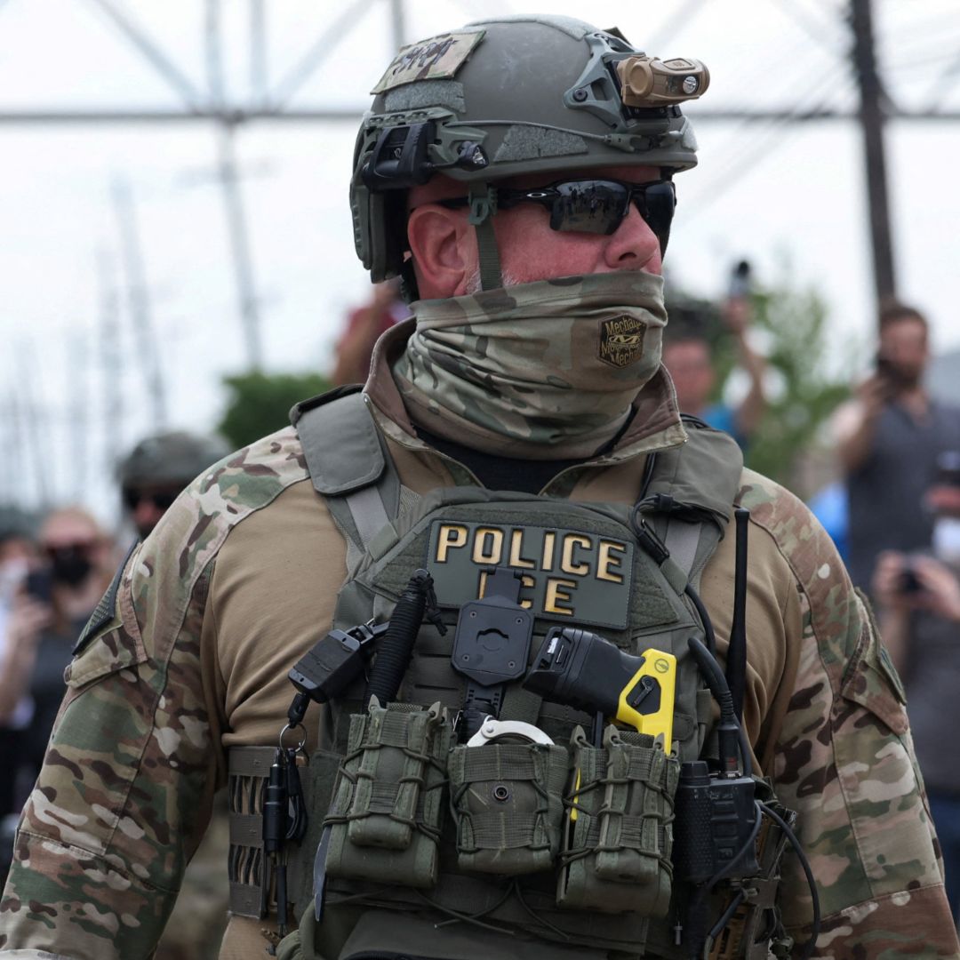 Agente del ICE permanece enfrente del Centro de Detención de Delaney Hall, en Newark, Nueva Jersey