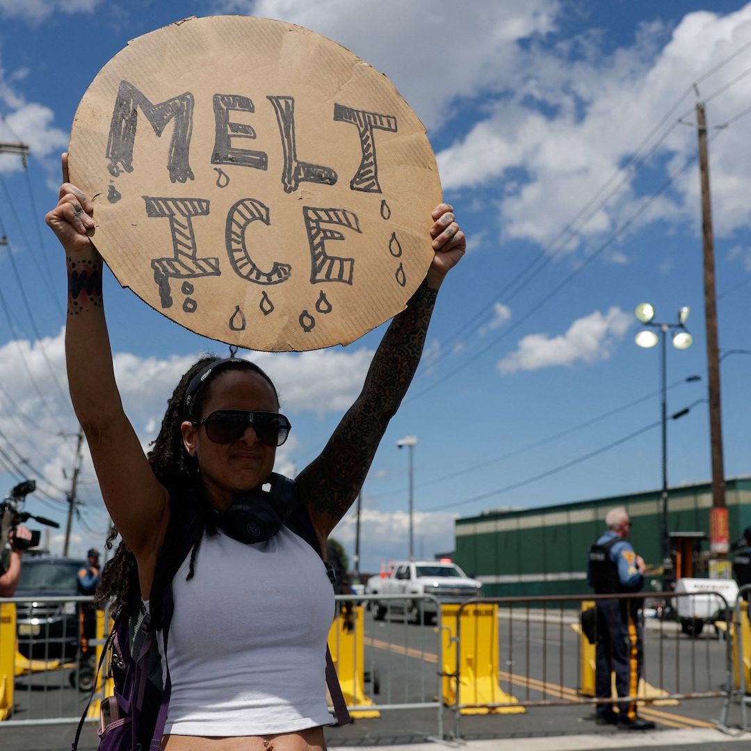 Manifestante contra ICE en Newark, Nueva Jersey
