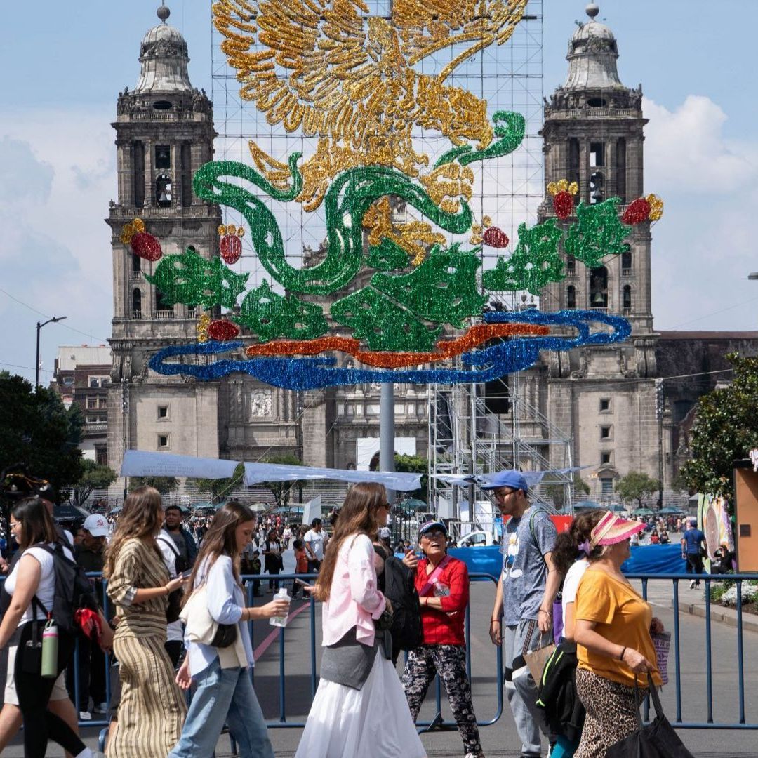 Personas caminan en el Zócalo de CDMX