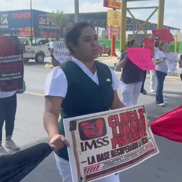 Manifestación trabajadores del IMSS en Carretera Nacional en Linares