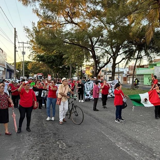 Personal médico se manifiesta sobre la avenida Cuauhtémoc en la ciudad de Veracruz.