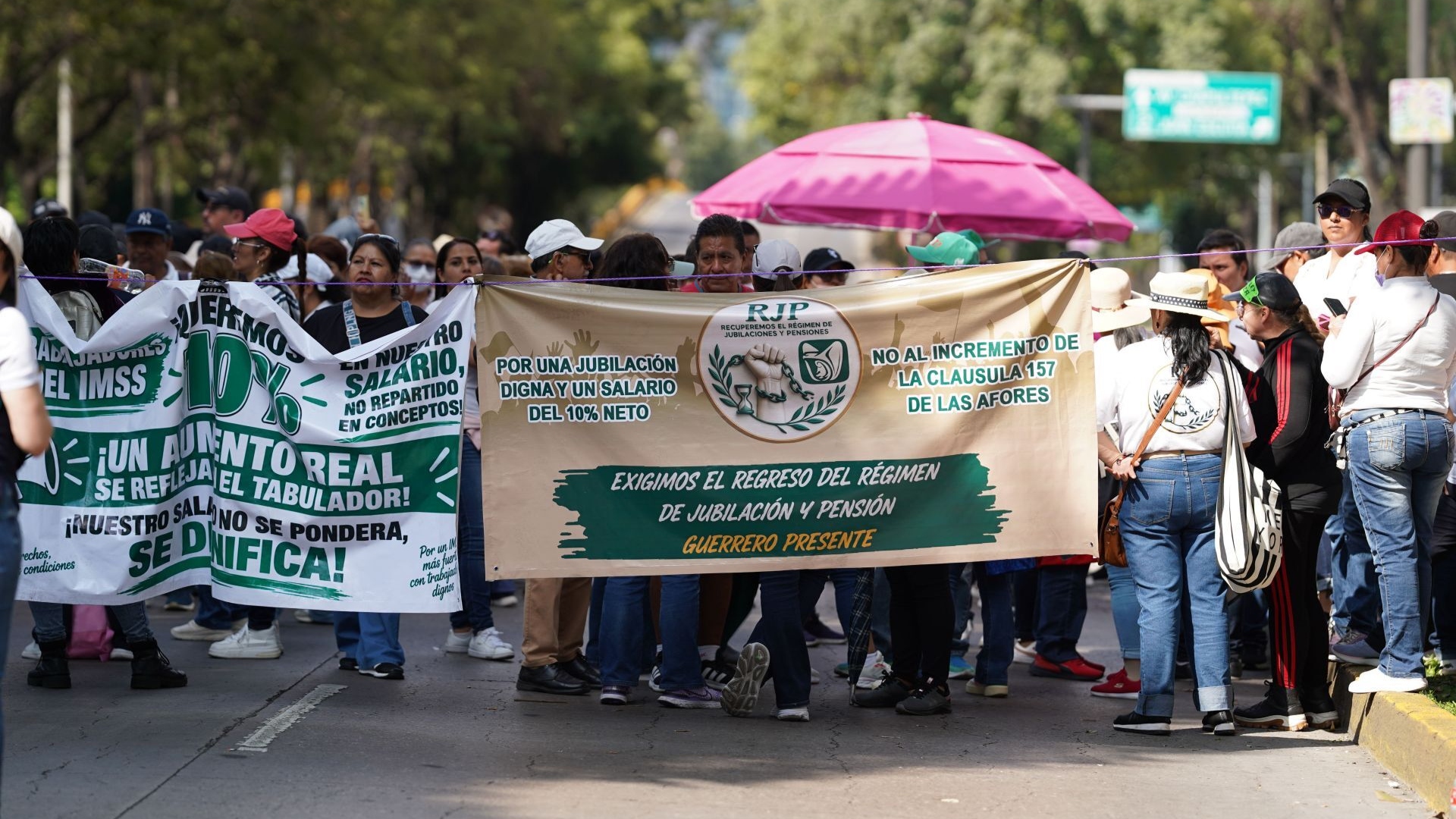 Marcha de trabajadores del IMSS en la Ciudad de México.