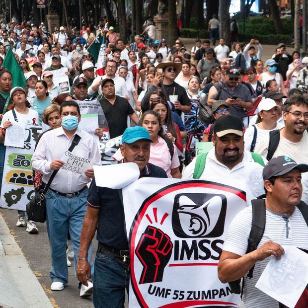 Marcha de jubilados y trabajadores del IMSS en CDMX el 13 de octubre 2026. Foto: Cuartoscuro