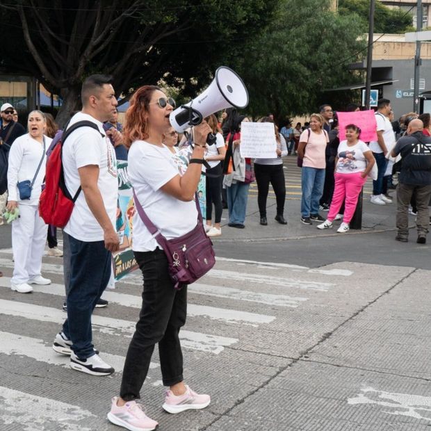 Manifestación de trabajadores del IMSS frente al Centro Médico Nacional Siglo XXI