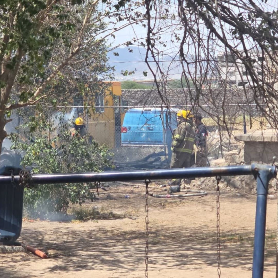 Elementos del Heroico Cuerpo de Bomberos sofocaron el incendio.