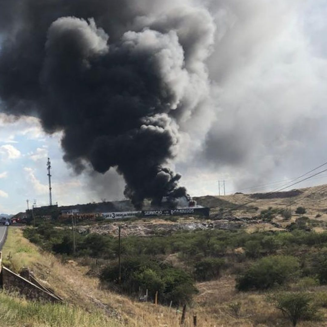 Incendio consume plástico en terreno de la carretera Chihuahua-Cuauhtémoc