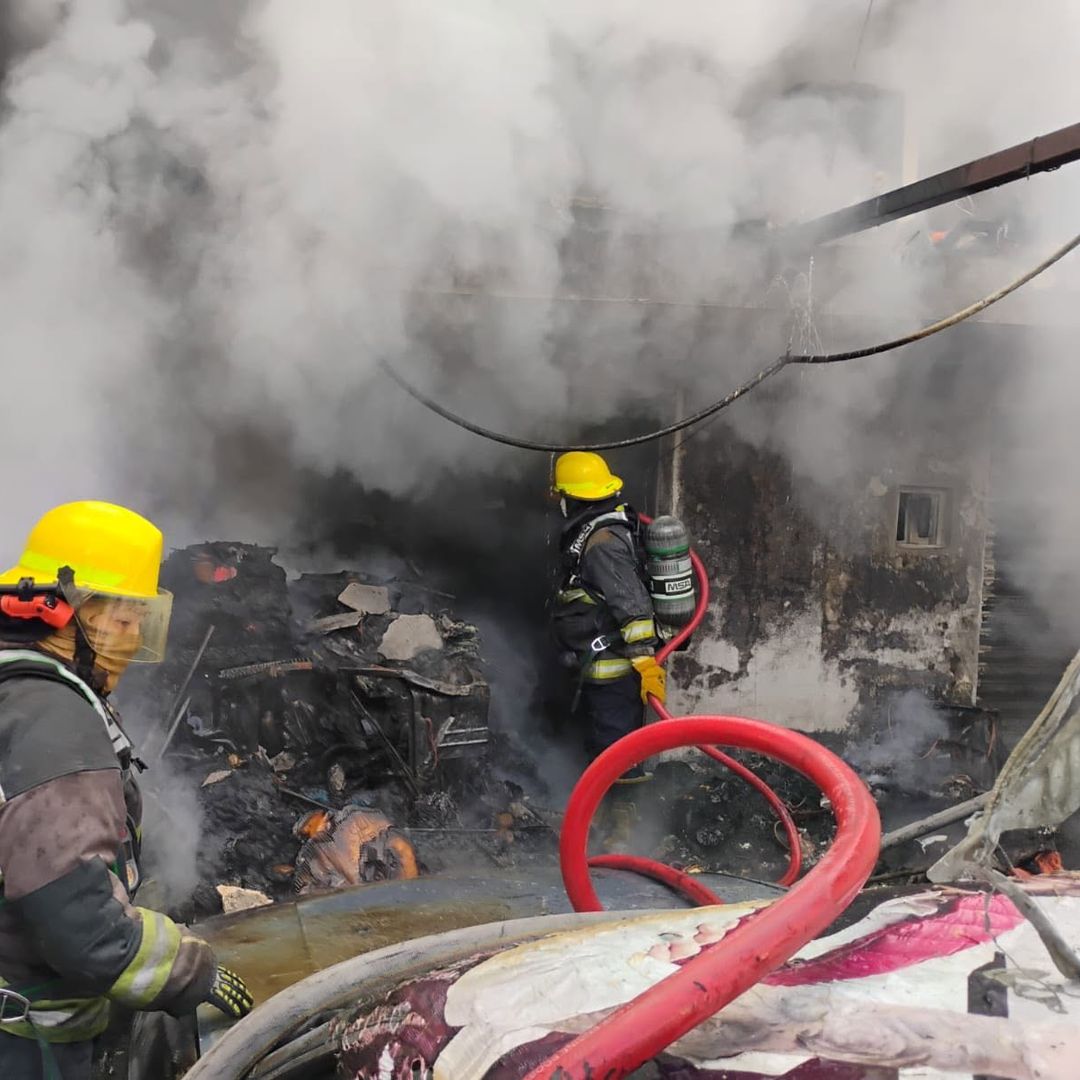 Bomberos sofocaron las llamas y las labores continúan.