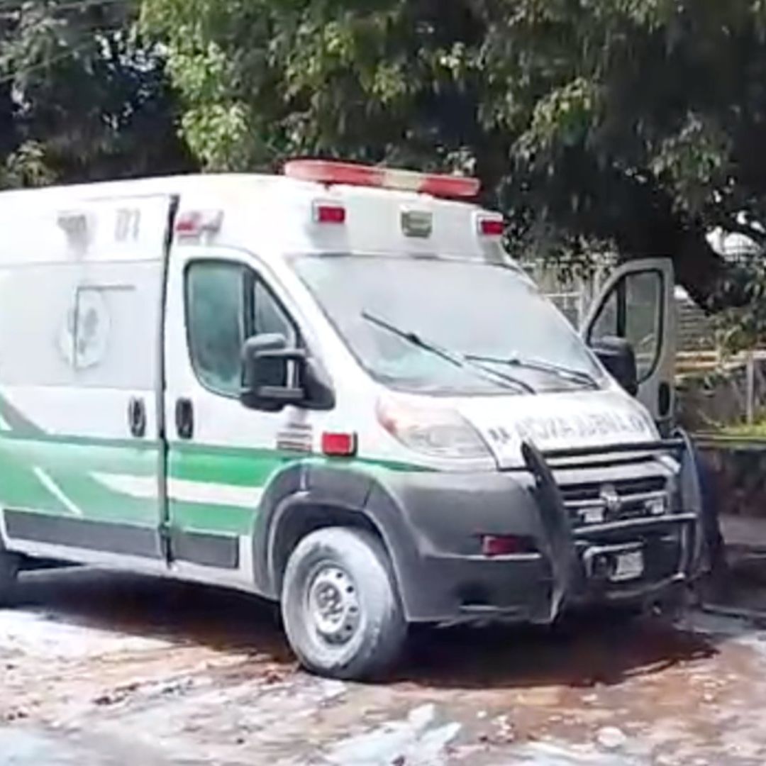 Dos paramédicos y un paciente resultaron intoxicados durante el incendio de un ambulancia cuando realizaban un traslado en Veracruz