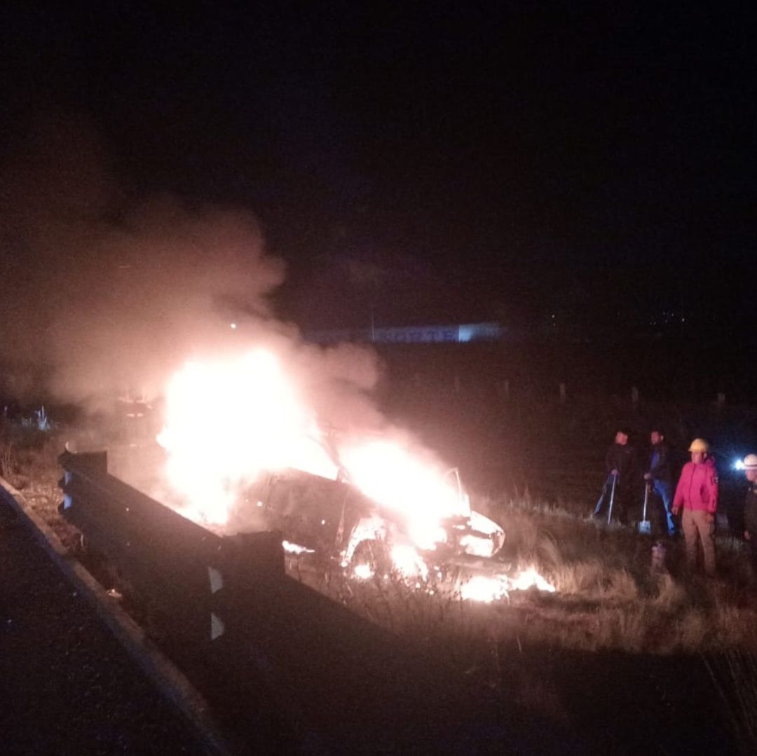 Accidente provoca incendio de auto en autopista Teziutlán–Virreyes.
