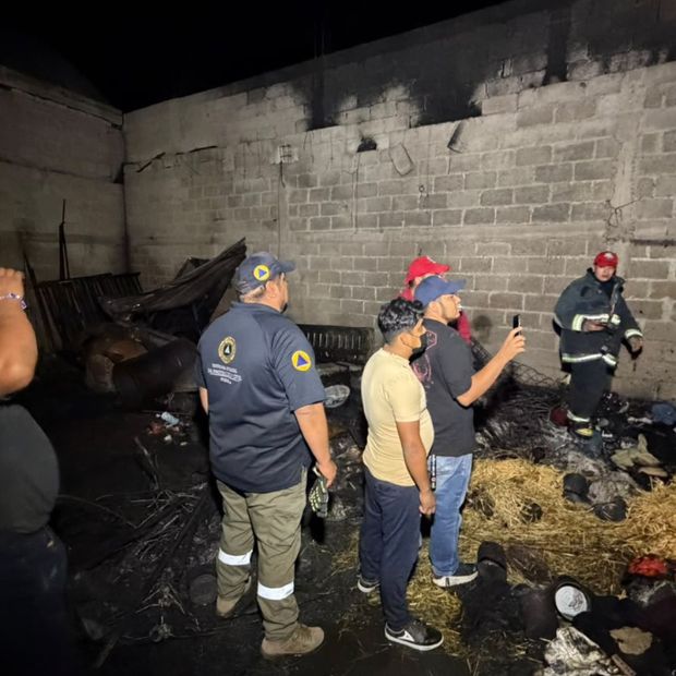 Incendio en bodega con productos navideños y más en Tlanepantla.