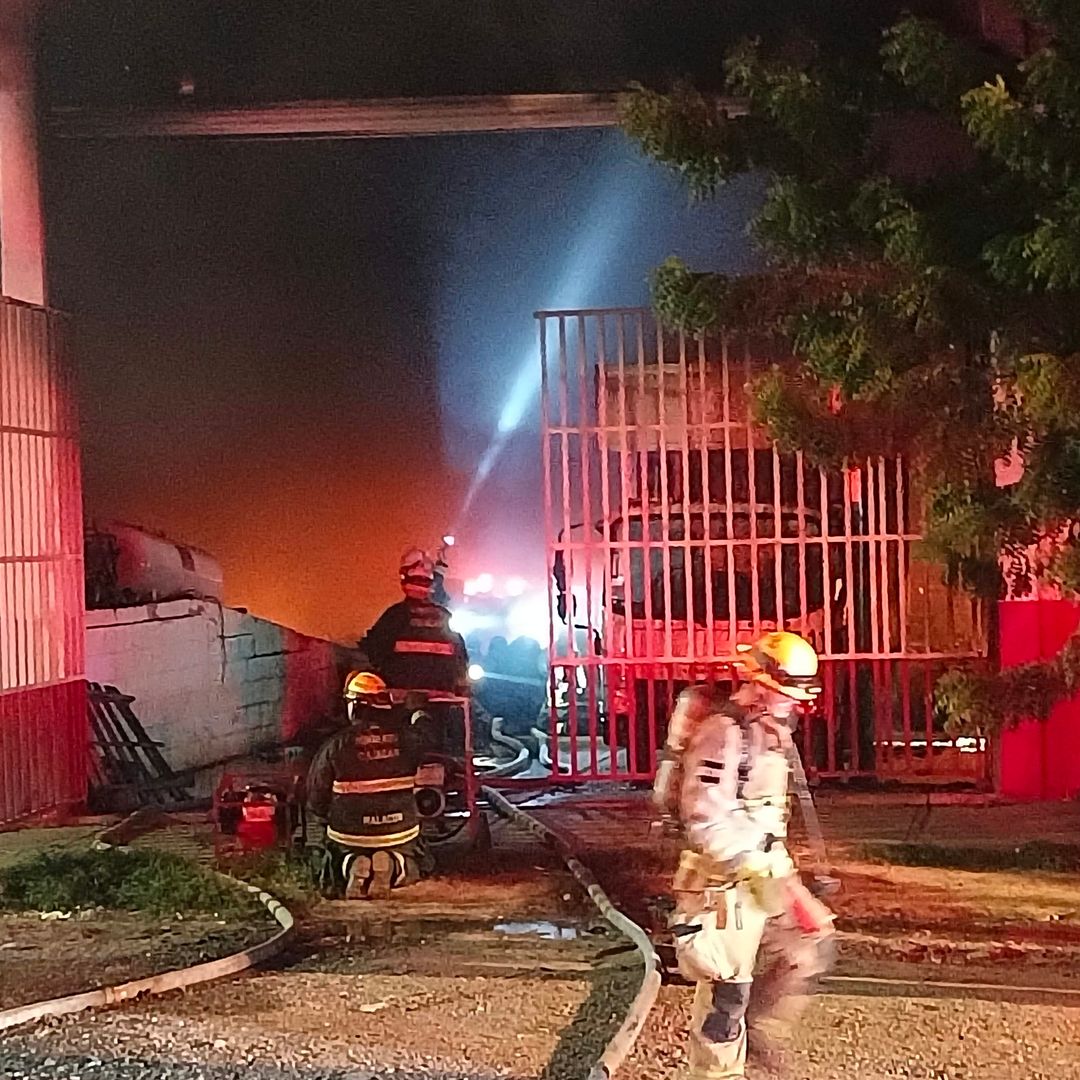 Incendio en bodega de materiales de construcción provoca explosiones en Culiacán