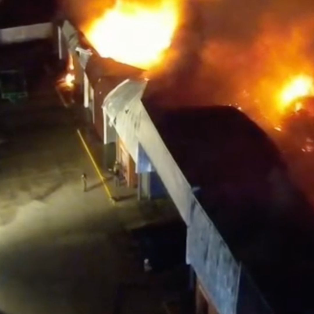 Fuego consume dos bodegas con plástico y cartón en parque industrial de Bahía de Kino
