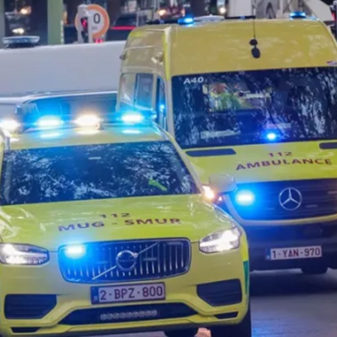 Dos ambulancias en Bruselas, Bélgica.