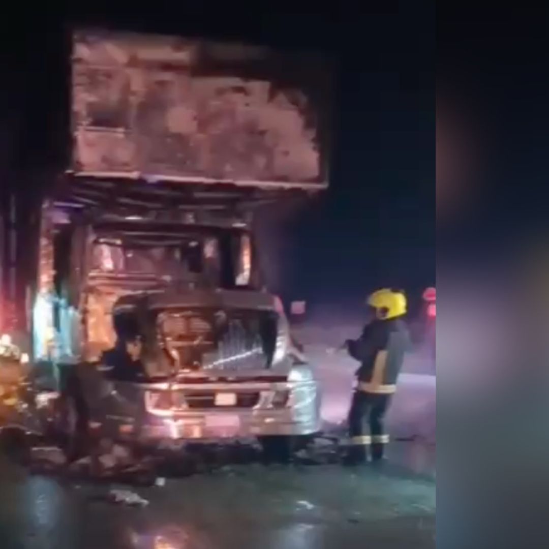 Fuego arrasa con camión y vehículos en la autopista Veracruz-México