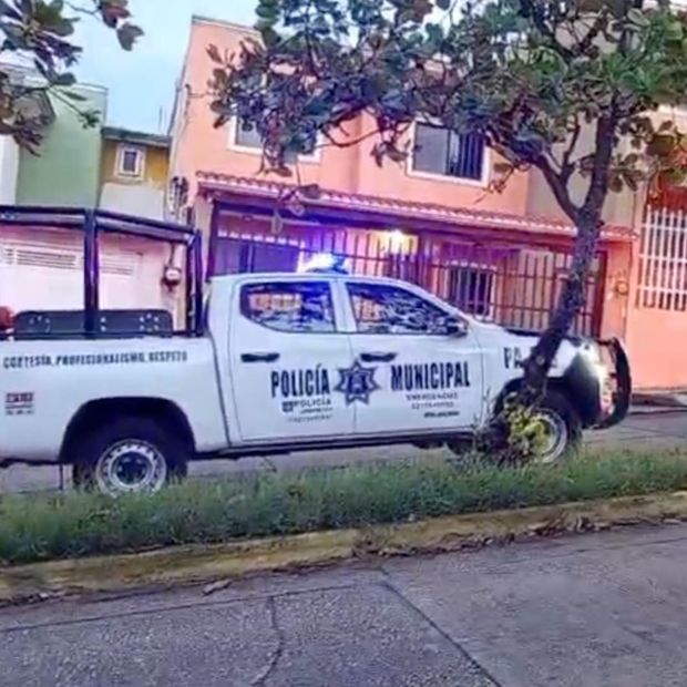 Un incendio en una casa abandonada en la Colonia Petrolera de Coatzacoalcos movilizó a bomberos y Protección Civil