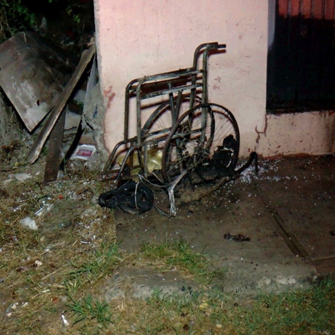 Silla de ruedas incendiada
