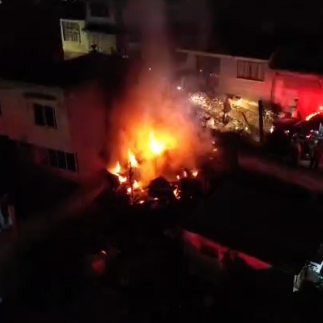 Fuego consume vivienda de madera y causa fuerte movilización de cuerpos de emergencia y vecinos en Xalapa