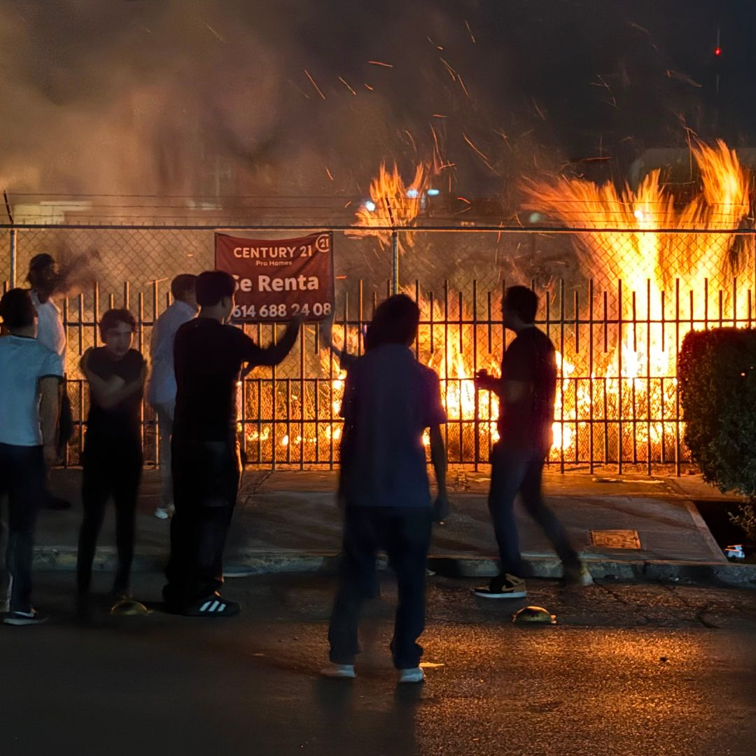 Aficionados incendian predio en Chihuahua