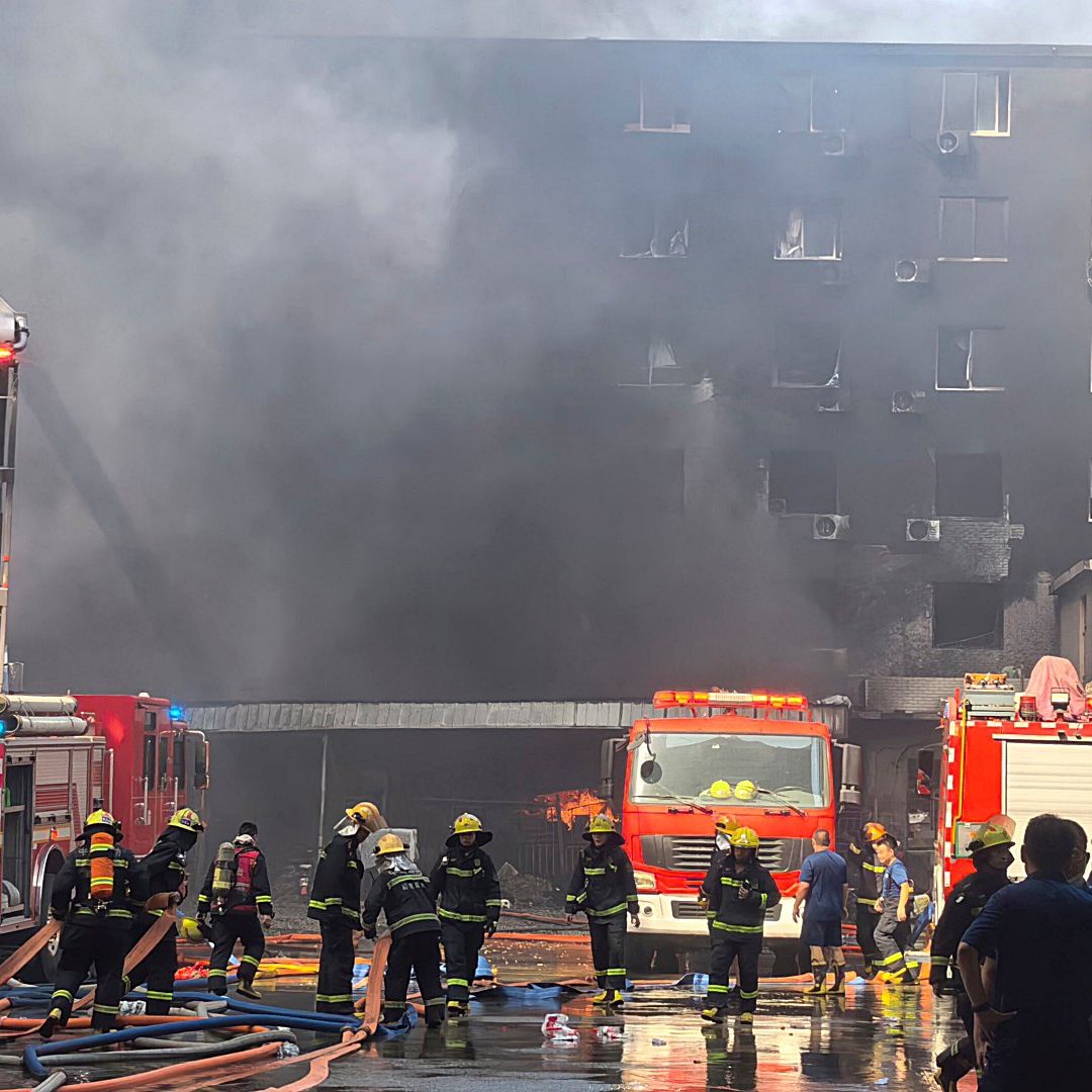 Bomberos atienden incendio en fábrica de calzado en Fujian, China, el 9 de julio de 2026. Foto: Zheng Liang | Xinhua vía AP
