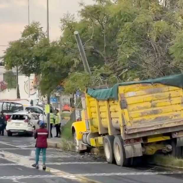 Accidente Choque Camión Poste Incendio Vivienda Periférico Ecológico San Andrés Cholula Puebla