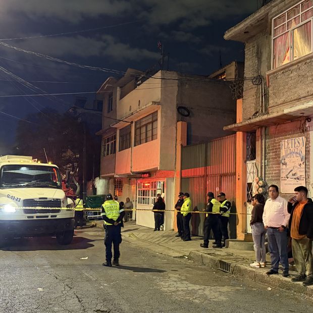 Servicios de emergencia laborando en la colonia El Sol en Nezahualcóyotl tras incendio