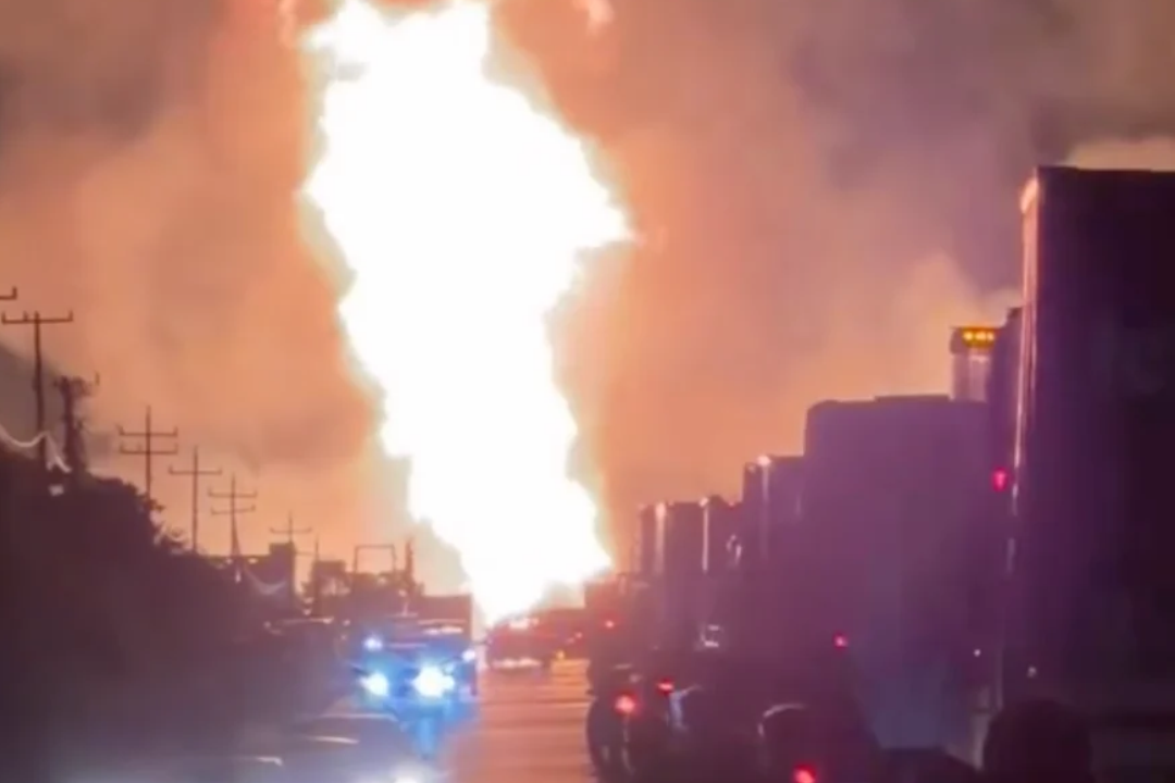 Incendio de transporte de carga obstruye carretera Zaragoza-González en Tamaulipas